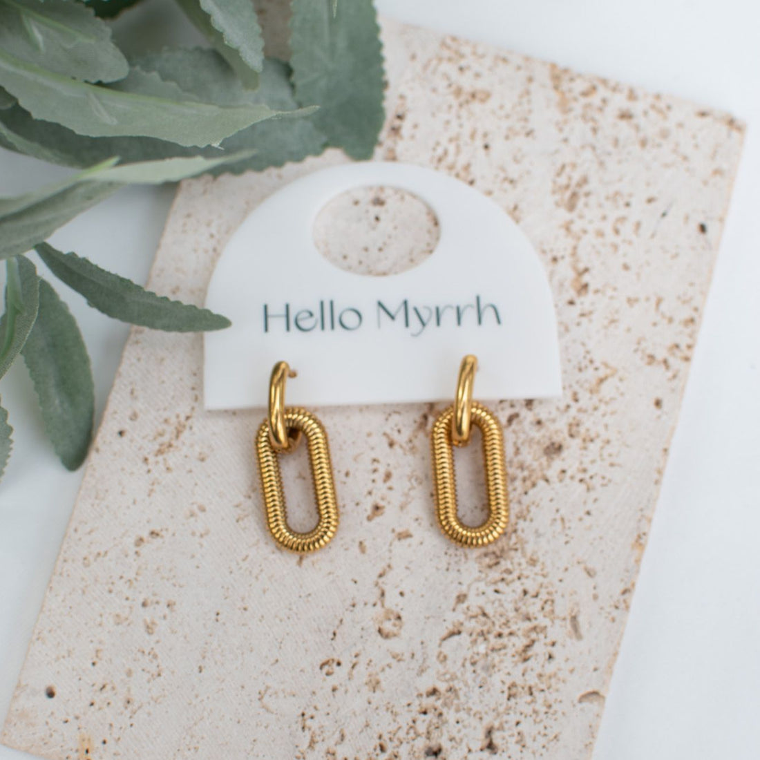 Ribbed Link Gold Earrings with Modern Design