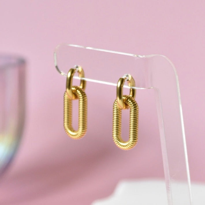 Ribbed Link Gold Earrings with Modern Design